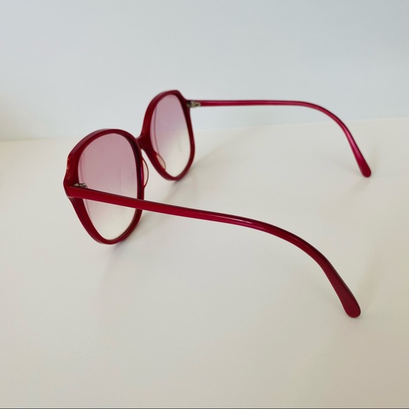 Women's Vintage Retro Red Gradient Sunglasses - Picture 6 of 9